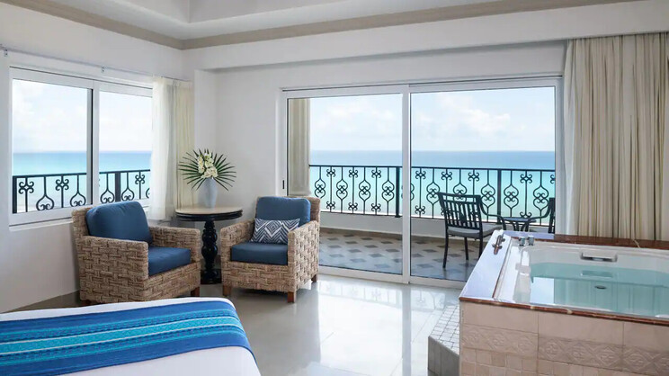 Oceanfront Luxury Suite King 